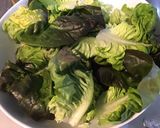 Une image de l'étape 2 de Laitue rougette à l'oignon rouge et herbes aromatiques.