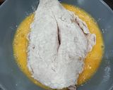 Foto del paso 2 de la receta Pechugas empanadas 🍗 al horno rellenas de queso🧀 y cebolla🍴