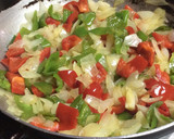 Foto del paso 2 de la receta: Fritada de níscalos, cebolla y pimientos