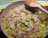 Foto del paso 3 de la receta: Pollo con puerros y vino blanco