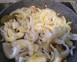 Foto del paso 2 de la receta: Atún rojo encebollado