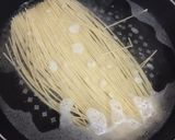 Foto langkah ke 1 dari resep Spaghetti Aglio e Olio in Japanese Pancake.