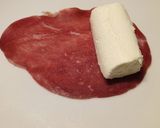 A picture of step 1 of Involtini di bresaola e caprino.