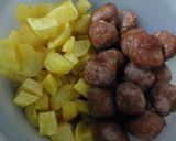 Foto del paso 2 de la receta: Albóndigas con patatas en salsa de tomate