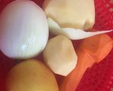 Hình bước làm 2 của món Cà ri Nhật với táo, thịt bò