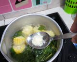 Foto langkah ke 4 dari resep Sayur Bening Bayam Jagung.