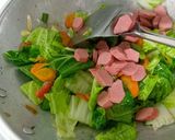 Foto langkah ke 4 dari resep Oseng sayur sosis.