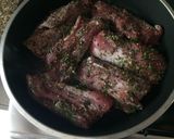 Foto del paso 4 de la receta: Lomo de cerdo con costra de pimientas y tomillo y reducción de balsámico