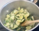Une image de l'étape 2 de Verrines de purée de courgettes à la menthe et feta.
