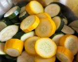 Une image de l'étape 1 de 🌱 Courgettes à la provençale.