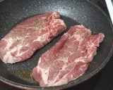 Foto del paso 4 de la receta: Chuletas de aguja de cerdo con champiñones a la mostaza