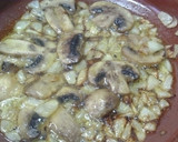 Foto del paso 1 de la receta: Cazuela de pollo con champiñones al Cava