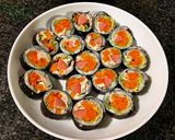 Hình bước làm 3 của món Sushi Cuộn Xúc Xích, Trứng và Cà Rốt
