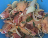 Foto del paso 5 de la receta: Alitas y muslitos de pollo rustídas con patatas a la panadera al horno