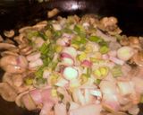 Foto del paso 3 de la receta: Pechugas grille con salteado de hongos y puerros al vino blanco