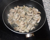 Foto del paso 3 de la receta: Chuletas de cerdo con salsa de champiñones