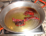 Foto del paso 5 de la receta: Paella de gambones con calamares frescos y ajos tiernos
