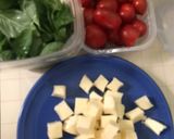 Foto del paso 1 de la receta: Ensalada caprese (Tomates cherry, albahaca y queso)