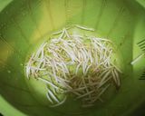 รูปขั้นตอนการทำที่ 2 ของ ยำถั่วงอกซูกินีแบบเย็น สไตล์จีน 凉拌豆芽黄果菜