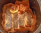 Foto del paso 2 de la receta: Rodaballo con freidora de aire, sal, ajo y perejil, rodajas de limón