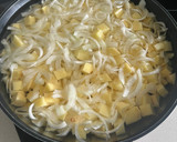 Foto del paso 1 de la receta: Tortilla de patata melosa con cebolla