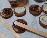 Foto del paso 2 de la receta: Chupetines con galletitas