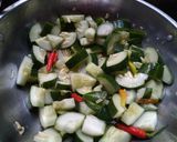 Foto langkah ke 5 dari resep Tumis Timun Tongkol Pedas.