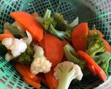 Foto langkah ke 2 dari resep Sauteed Sausage and Veggies #dapurwiwin 👩🏻‍🍳.