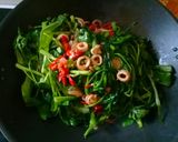 Foto langkah ke 4 dari resep Tumis cumi kangkung khas jambi.