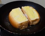 Foto langkah ke 4 dari resep Roti Bakar Biskuit Gurih Tanpa Keju.