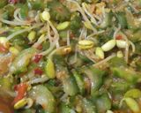 Foto langkah ke 2 dari resep Tumis oyong+kecambah dele.