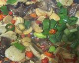 Foto langkah ke 6 dari resep Oseng Bakso Jamur Pete Pedas.