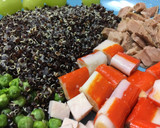 Foto del paso 3 de la receta: Salteado de quinoa con atún, guisantes, pavo y cangrejo