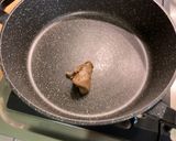 Une image de l'étape 4 de Pommes de terre sautées aux pickles, ail noir et persil.