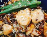 รูปขั้นตอนการทำที่ 2 ของ ข้าวผัดแซลมอนย่างเนยมิโซะ Miso-butter Salmon Fried Rice