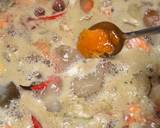 Gambar langkah 3 resipi Tomyam Putih Seafood.