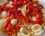 Foto del paso 1 de la receta: Ensalada de pasta con pimiento asado y aguacate