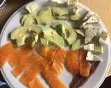 Foto del paso 1 de la receta: Tostada de aguacate con salmón, anchoas y queso brie
