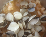 Foto del paso 3 de la receta: Guiso de garbanzos con almejas-gambas y majado 🥣