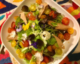 Foto del paso 1 de la receta: Ensalada con flores, 🌺tomatitos cherry de tres colores y bonito del norte