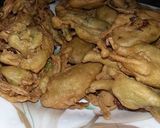 A picture of step 6 of Masaly bhari hari mirch k pakoray.