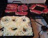 Foto del paso 4 de la receta: Bifes a la plancha de hierro y nidos de cebolla con papas a la española (versión propia)