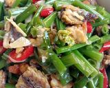 Foto langkah ke 8 dari resep Oseng Bunga Bawang Ikan Asin.