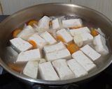 Foto langkah ke 4 dari resep Sop Bening Wortel Tahu.