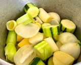 Foto del paso 1 de la receta: Puré de verduras 🥒🧅🥔🧈🧀