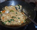 Foto langkah ke 9 dari resep Mie goreng ayam solaria.