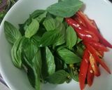 รูปขั้นตอนการทำที่ 2 ของ ผัดฉ่าพวงไข่อ่อนไก่