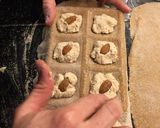 Foto del paso 5 de la receta: Raviolones de pollo asado al curry con crema de puerros y hongos silvestres