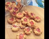 Foto langkah ke 5 dari resep Thumbprint cookies w/ strawberries jam filling.