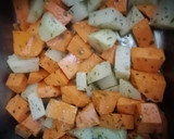 Foto del paso 2 de la receta: Papas y boniatos en condimento sabor pollo